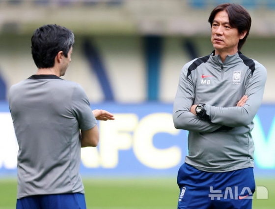 이야기를 나누는 주앙 아로소(왼쪽) 코치와 홍명보 감독. /사진=뉴시스