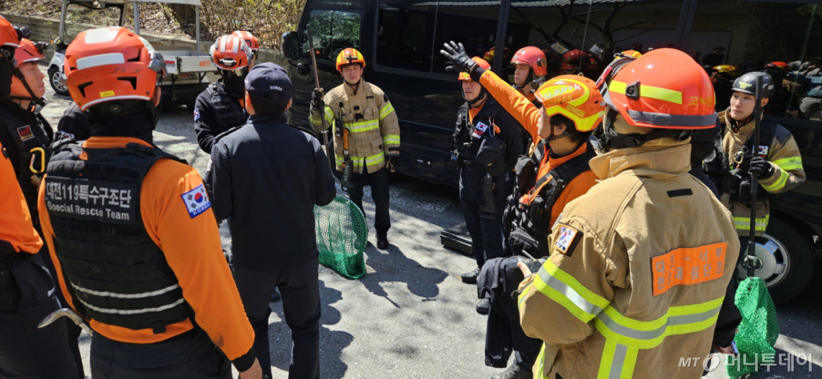  8일 대전 오월드에서 늑대 1마리가 탈출한 가운데 소방, 경찰,  오월드, 금강유역환경청, 엽사 등이 수색 및 포획 작업을 하고 있다. /사진=뉴스1