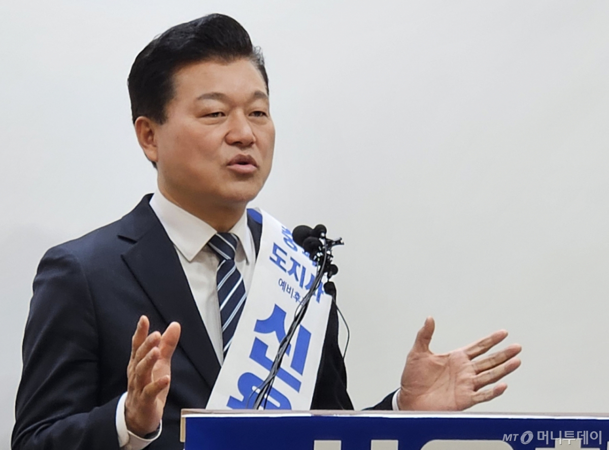 [청주=뉴시스] 이도근 기자= 더불어민주당 충북지사 후보로 선정된 신용한 대통령 직속 지방시대위원회 부위원장이 6일 청주시 상당구 문화동 충북도청 브리핑룸에서 본선 승리를 향한 각오를 밝히고 있다. 2026.04.06. nulha@newsis.com /사진=이도근