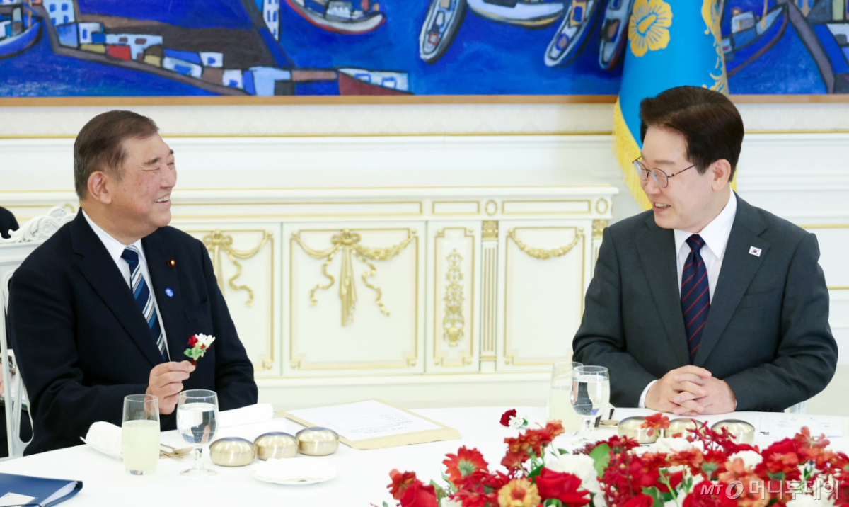 [서울=뉴시스] 최동준 기자 = 이시바 시게루 전 일본 총리가 8일 청와대에서 이재명 대통령과 오찬에 앞서 오찬장에 놓인 꽃을 들고 대화하고 있다. (청와대통신사진기자단) 2026.04.08. photocdj@newsis.com /사진=