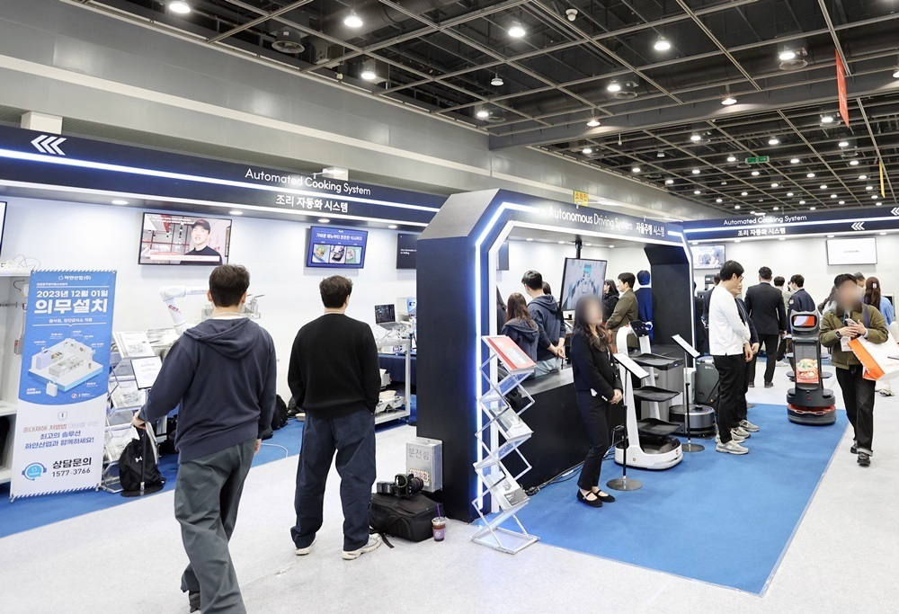 다양한 급식 자동화 장비가 전시된 '스마트 키친' 부스/사진=삼성웰스토리