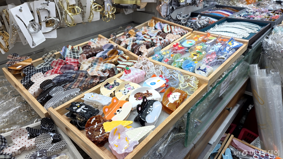 상인 D씨가 젊은 세대의 취향에 맞춰 매장에 다양한 디자인의 액세서리를 구비해놓은 모습./사진=김서현 기자.