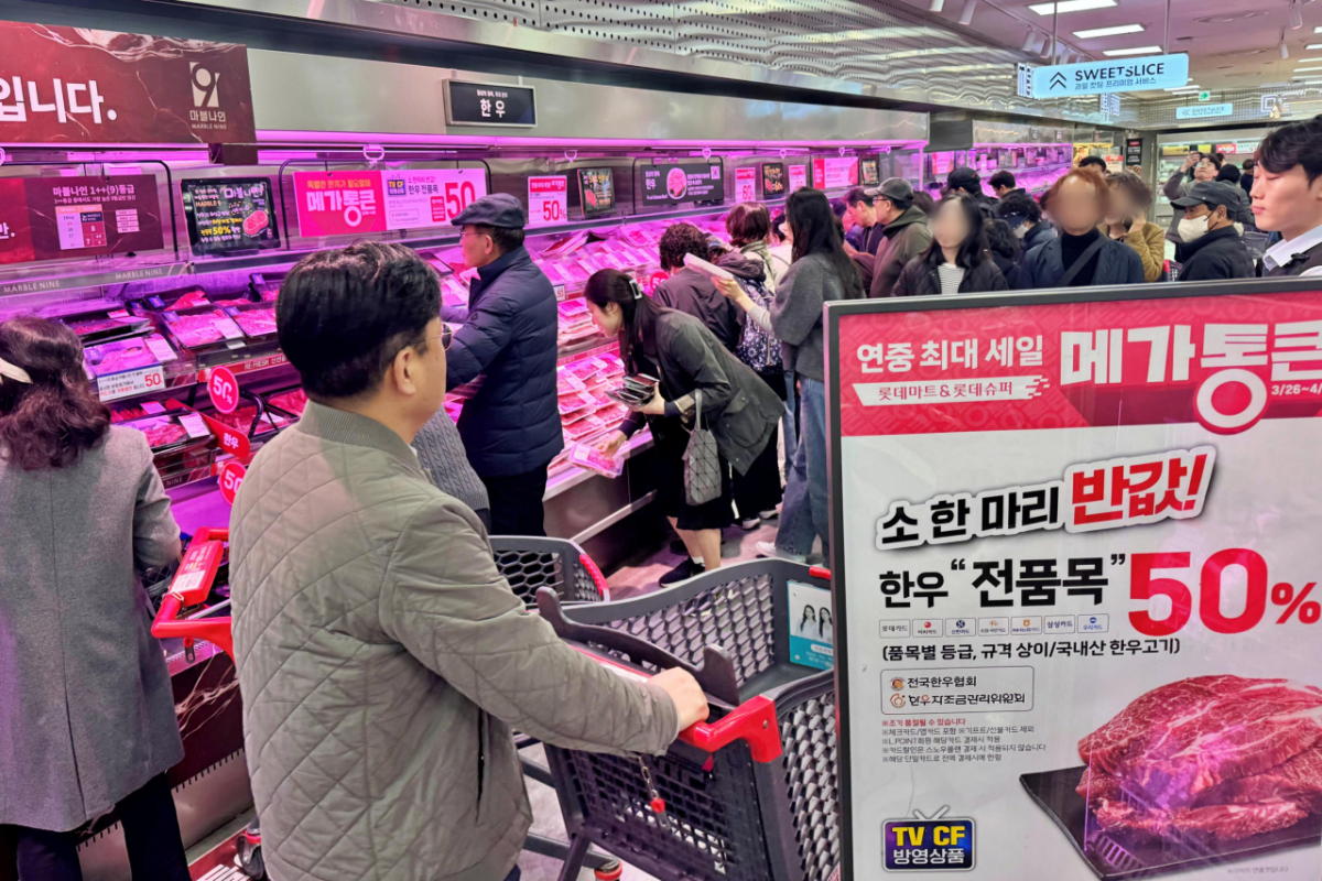 지난달 26일 서울시 송파구에 위치한 롯데마트 제타플렉스 잠실점에서 고객들이 '메가통큰' 할인 상품인 '한우'를 구매하고 있다. /사진제공=롯데마트