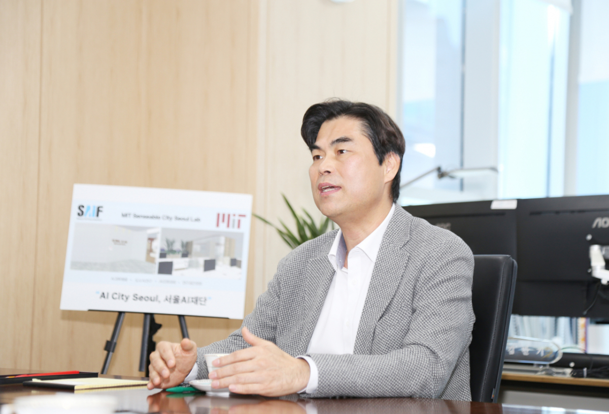 김만기 서울AI재단 이사장이 지난 7일 서울 마포구 상암동의 재단 사무실에서 인터뷰하고 있다. /사진제공=서울AI재단