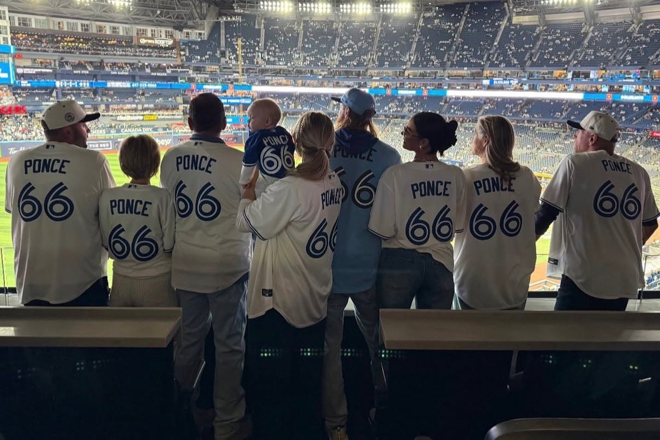 가족들이 자신의 경기를 찾아온 사진을 올리며 애틋한 마음을 드러낸 폰세. /사진=코디 폰세 SNS