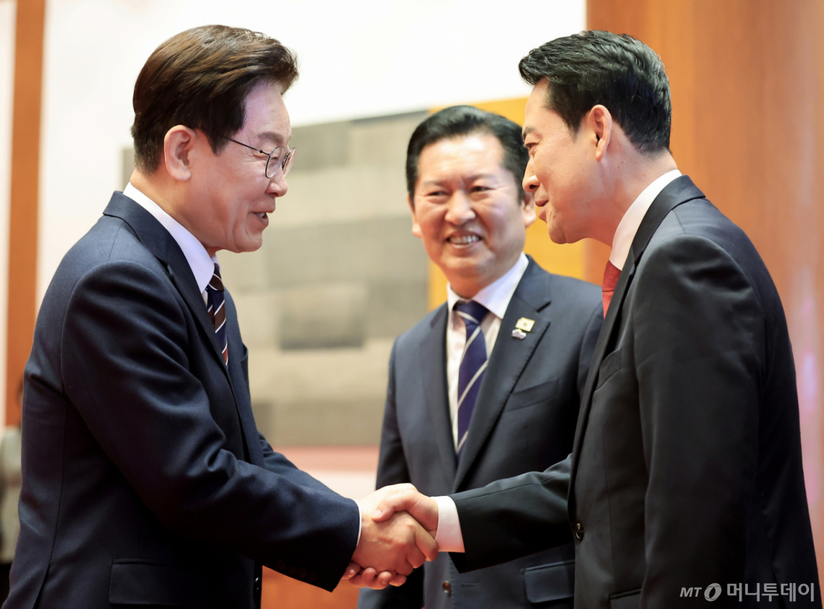 [서울=뉴시스] 최동준 기자 = 이재명 대통령이 7일 청와대에서 열린 여야정 민생경제협의체 회담 및 오찬에서 장동혁 국민의힘 대표와 악수하고 있다. 2026.04.07. photocdj@newsis.com /사진=