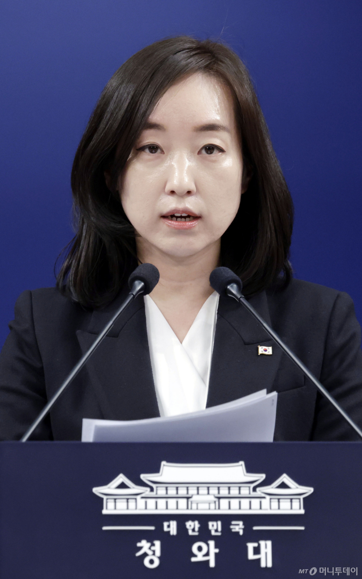 [서울=뉴시스] 최동준 기자 = 전은수 대변인이 3일 청와대에서 출퇴근 시간대 대중교통 혼잡 완화 대책 관련 브리핑을 하고 있다. 2026.04.03. photocdj@newsis.com /사진=최동준