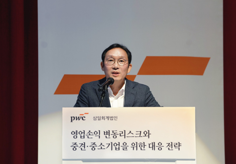 지난 7일 서울 용산구 삼일PwC 본사 2층에서 열린 ‘영업손익 변동 리스크와 중견·중소기업을 위한 대응전략’ 세미나에서 홍준기 삼일PwC 감사 부문 대표가 발언하고 있다.