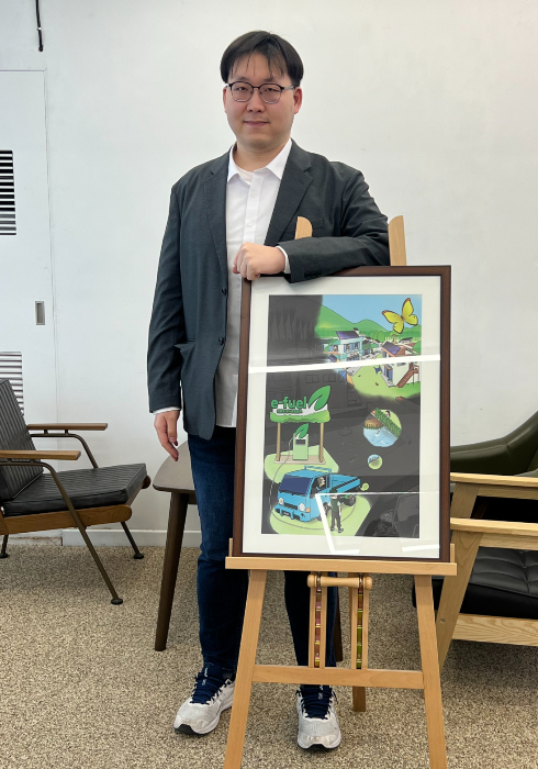 7일 서울 은평구 스프링샤인에서 강동우씨가 자신의 하나 아트버스 제1회 최우수상 수상작과 함께 포즈를 취하고 있다. /사진=박소연 기자