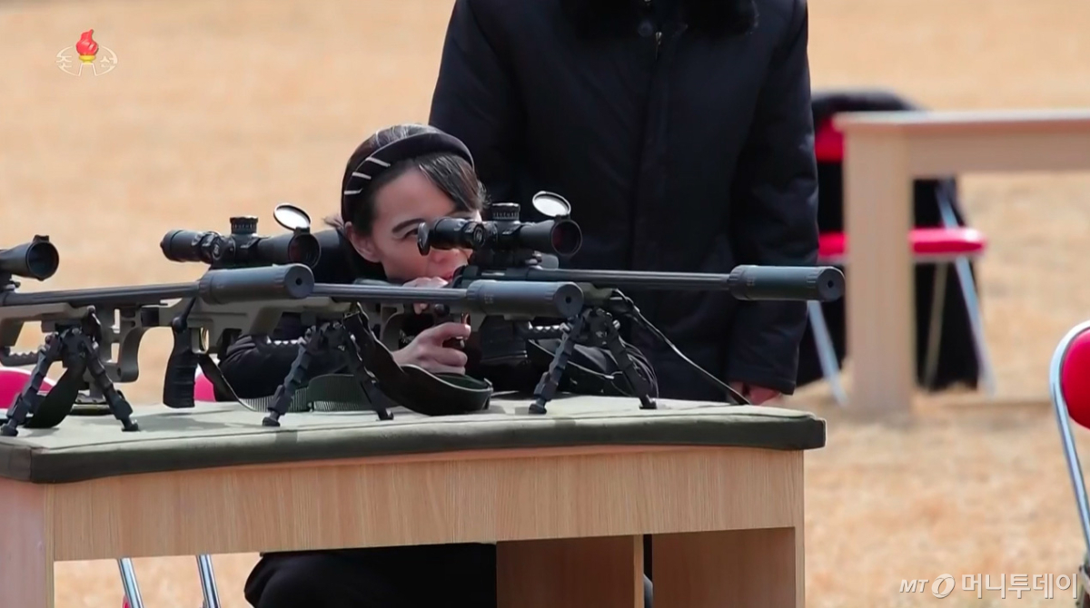 [서울=뉴시스] 김정은 북한 국무위원장이 지난 27일 당중앙위원회 본부에서 주요 지도간부들과 군사지휘관들을 만나 신형저격수보총을 선물한 뒤 지도간부들과 사격장에서 저격무기사격도 실시했다고 북한 조선중앙TV가 28일 보도했다.   이날 북한은 김여정이 노동당 총무부장이  소총을 조준 사격하는 모습도 공개했다.  (사진=조선중앙TV 캡처) 2026.02.28. photo@newsis.com   *재판매 및 DB 금지
