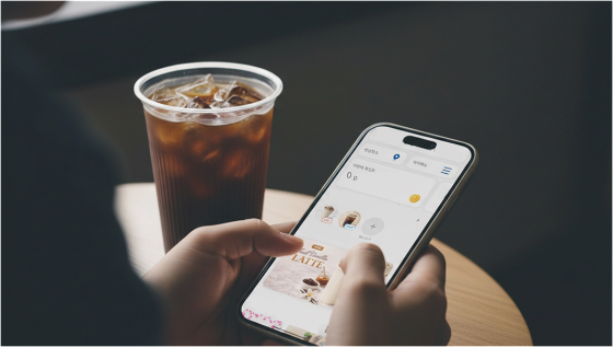 ALANTE(아란테) 앱 주문 화면 + ALANTE(아란테) 다회용 컵 연출 사진/사진제공=써큘러랩스