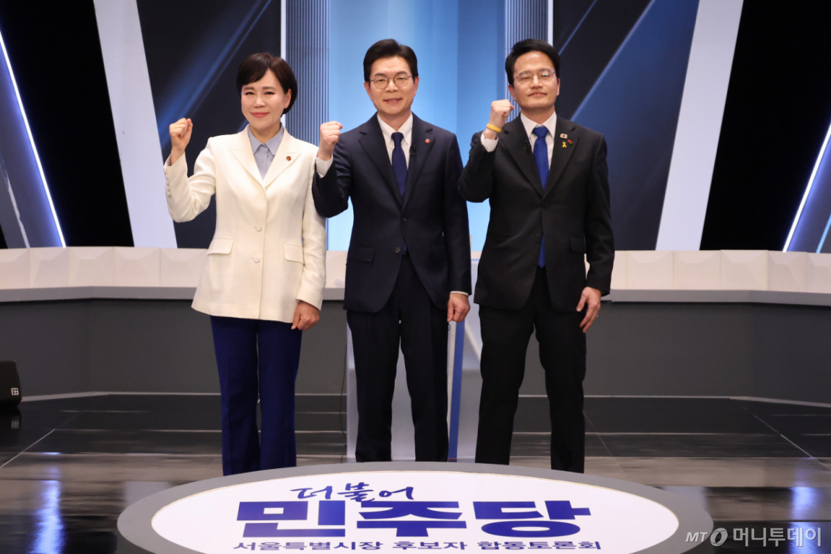 [서울=뉴시스] 국회사진기자단 = 더불어민주당 전현희(왼쪽부터), 정원오, 박주민 서울시장 예비후보가 3일 서울 여의도 KBS 스튜디오에서 열린 더불어민주당 서울시장 본경선 후보자 2차 합동토론회에서 기념촬영을 하고 있다. 2026.04.03. photo@newsis.com /사진=