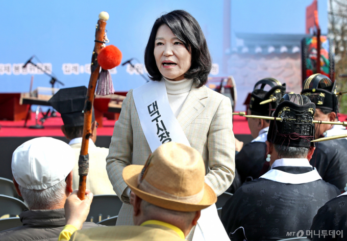 (대구=뉴스1) 공정식 기자 = 국민의힘 대구시장 경선에서 컷오프(공천 배제)된 이진숙 전 방송통신위원장이 3일 오전 대구 수성구 노변동 사직단에서 열린 수성사직제를 찾아 시민과 인사 나누고 있다. 2026.4.3/뉴스1  Copyright (C) 뉴스1. All rights reserved. 무단 전재 및 재배포,  AI학습 이용 금지. /사진=(대구=뉴스1) 공정식 기자