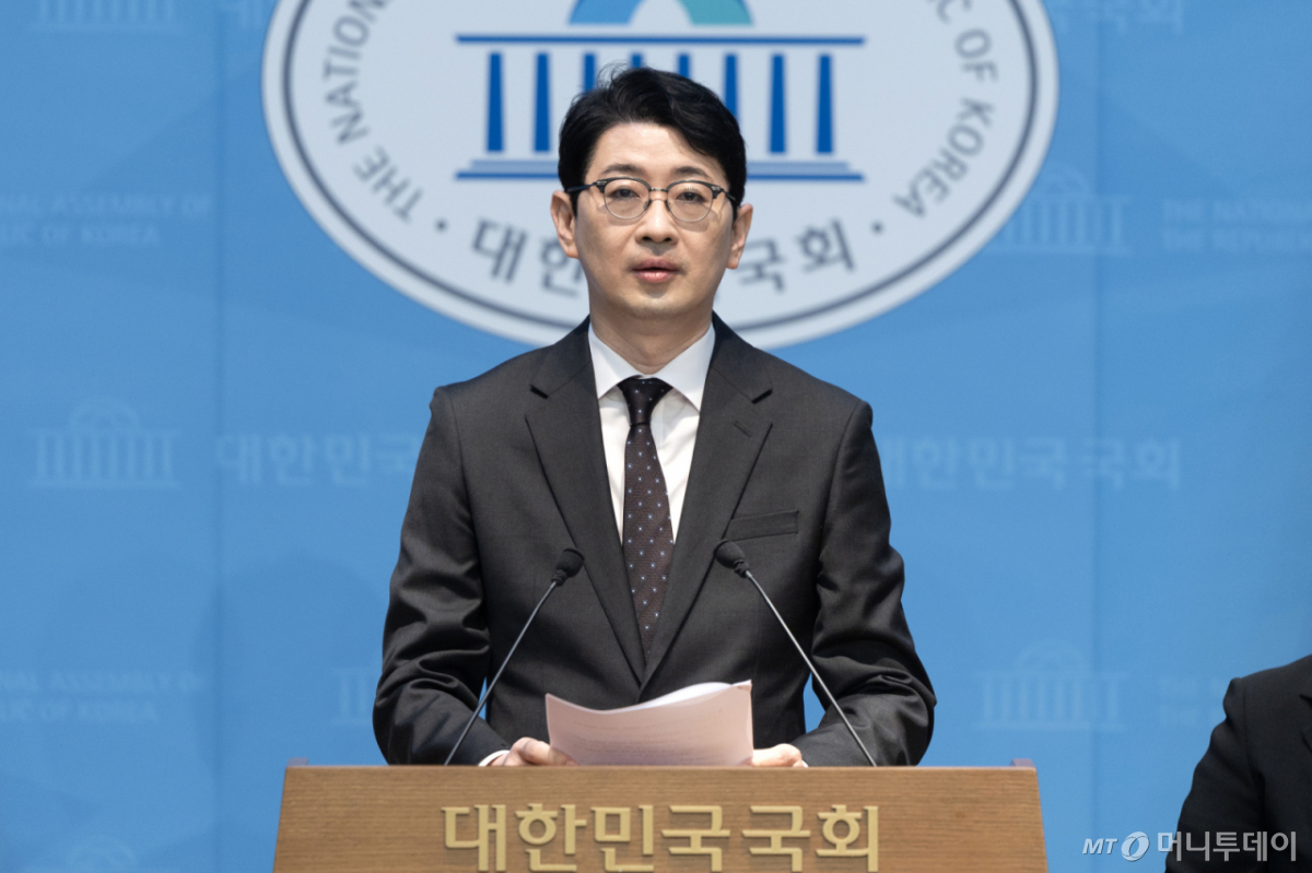 (서울=뉴스1) 이승배 기자 = 부산시장 출마를 선언한 주진우 국민의힘 의원이 17일 서울 여의도 국회 소통관에서 북극항로청 및 한국수산진흥공사 설치법 대표발의 기자회견을 하고 있다. 2026.3.17/뉴스1  Copyright © 뉴스1. All rights reserved. 무단 전재 및 재배포,  AI학습 이용 금지. /사진=(서울=뉴스1) 이승배 기자