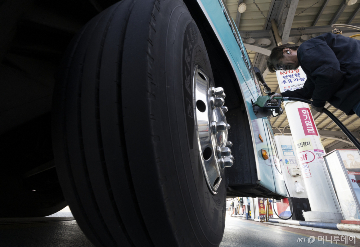 [서울=뉴시스] 김근수 기자 = 24일 서울 시내의 한 주유소에서 전세버스 운전자가 주유를 하고 있다.  2026.03.24. ks@newsis.com /사진=김근수