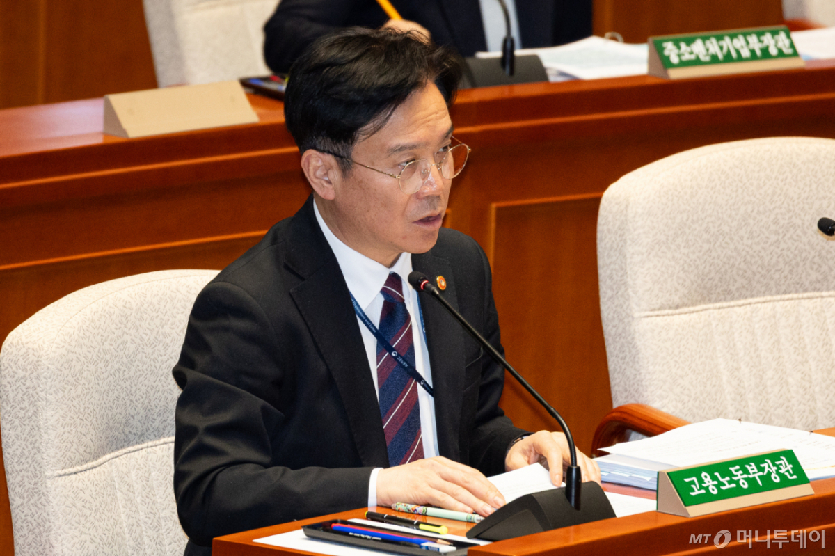 (서울=뉴스1) 유승관 기자 = 김영훈 고용노동부 장관이 7일 서울 여의도 국회에서 열린 제434회 국회(임시회) 예산결산특별위원회 제1차 전체회의에서 의원 질의에 답하고 있다. 2026.4.7/뉴스1 Copyright © 뉴스1. All rights reserved. 무단 전재 및 재배포, AI학습 이용 금지. /사진=(서울=뉴스1) 유승관 기자