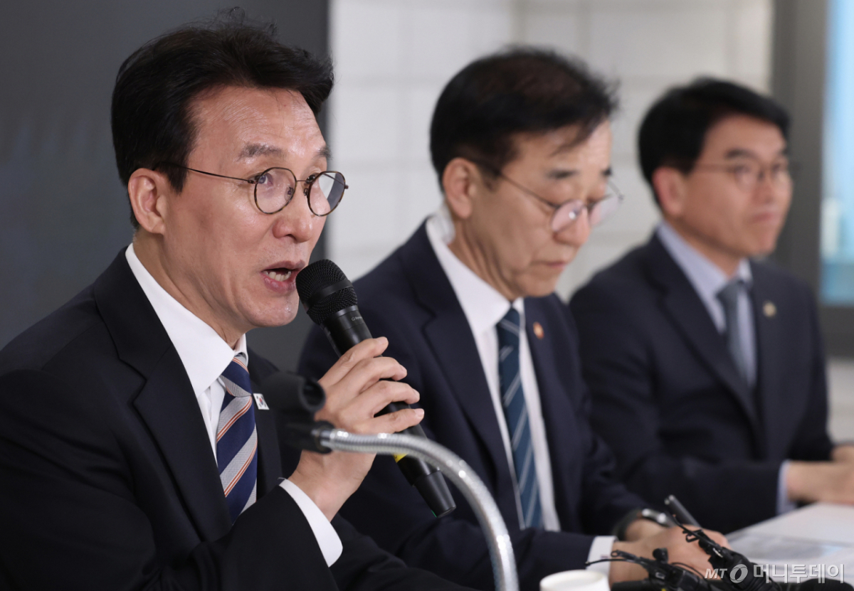 김민석 국무총리가 8일 오후 서울 중구 국토발전전시관에서 열린 정부-건설·금융업계 중동상황 대응 합동 간담회에서 발언을 하고 있다./사진=뉴시스