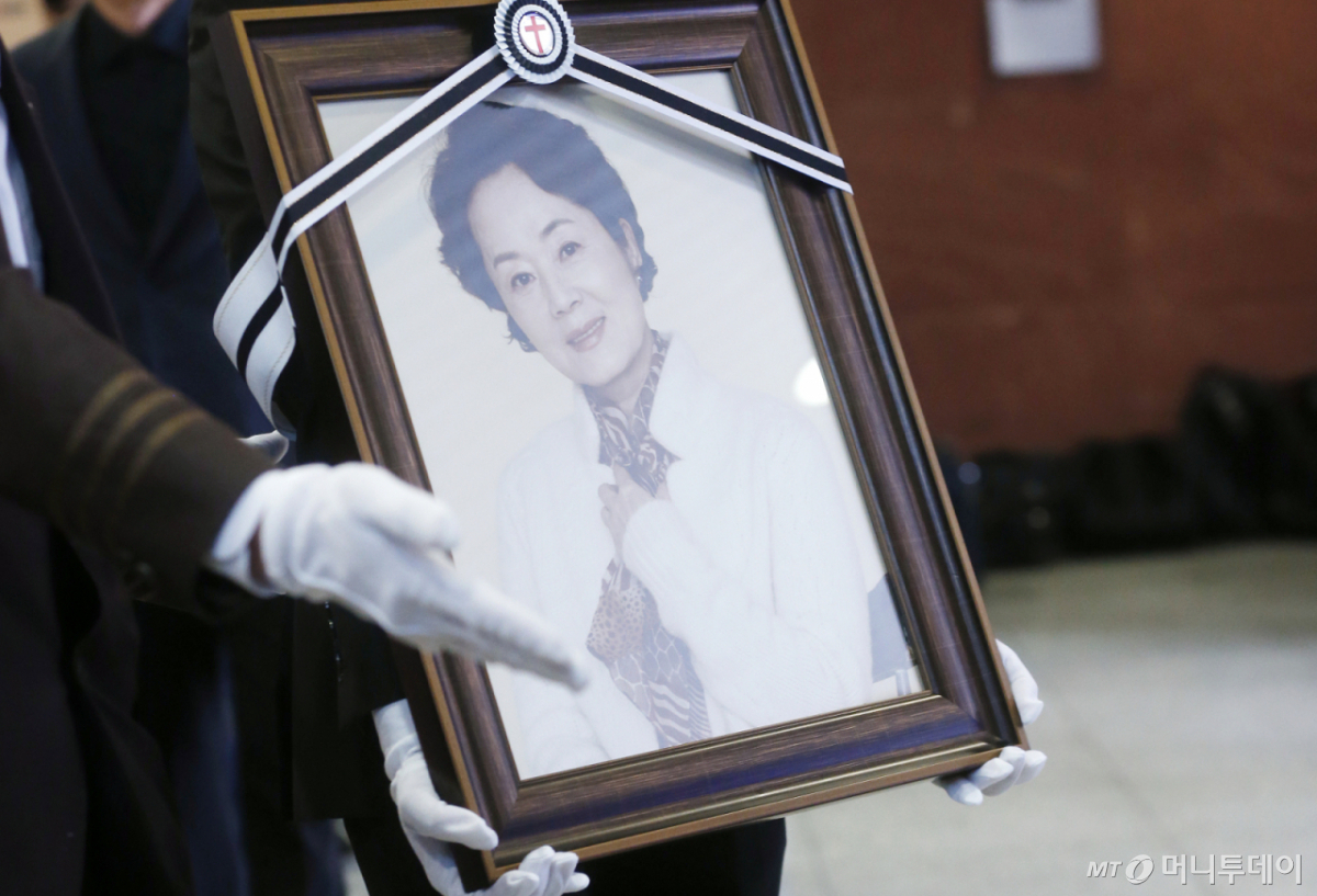 배우 故 김영애 발인이 11일 오전 서울 서대문구 연세 세브란스병원 장례식장에서 엄수되고 있다. /사진=김휘선 기자 hwijpg@