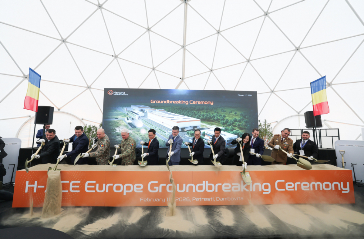 [서울=뉴시스] 황준선 기자 = 손재일(왼쪽 다섯 번째부터) 한화에어로스페이스 대표이사, 이리네우 다러우(Irineu Daru) 루마니아 경제부장관, 이용철 방위사업청장 등 참석자들이 11일(현지시간) 루마니아 듬보비차주에서 열린 K9 자주포 현지 공장 착공식에서 시삽식을 하고 있다. (사진=방위사업청 제공) 2026.02.11. photo@newsis.com *재판매 및 DB 금지 /사진=