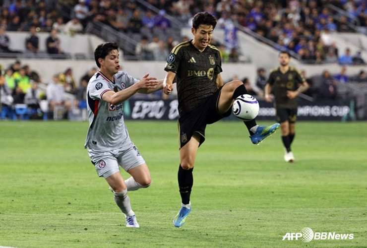 볼 컨트롤하는 손흥민(오른쪽)의 모습. /AFPBBNews=뉴스1