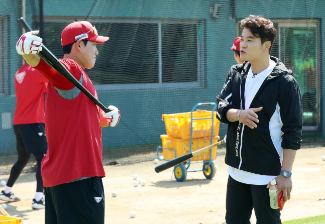 추신수 육성총괄(오른쪽)이 선수단에 조언을 해주고 있다. /사진=SSG 랜더스 제공