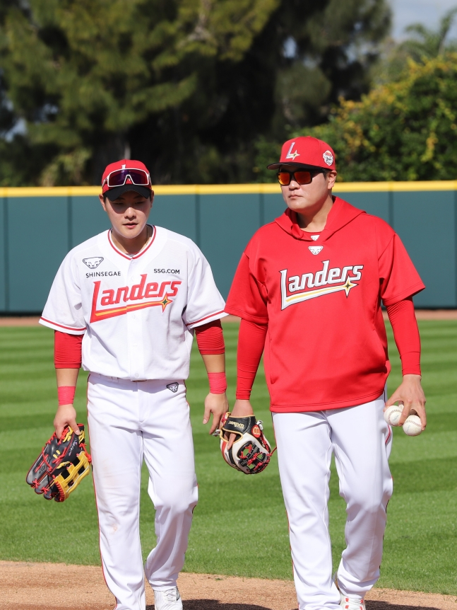 추신수 육성총괄(오른쪽)과 최준우. /사진=SSG 랜더스 제공