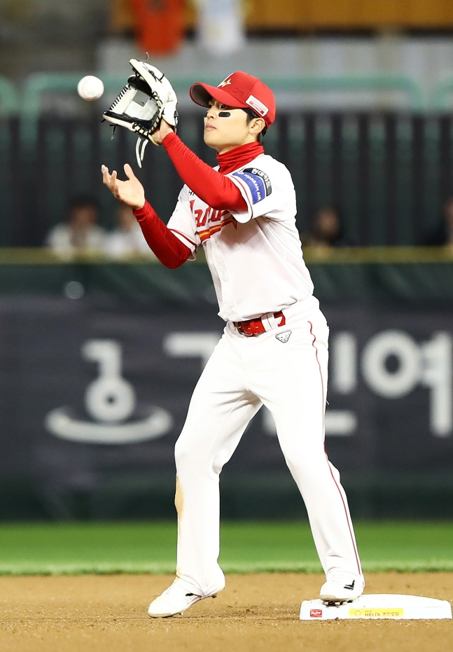 SSG 정준재가 8일 한화전에서 수비를 펼치고 있다. /사진=SSG 랜더스 제공