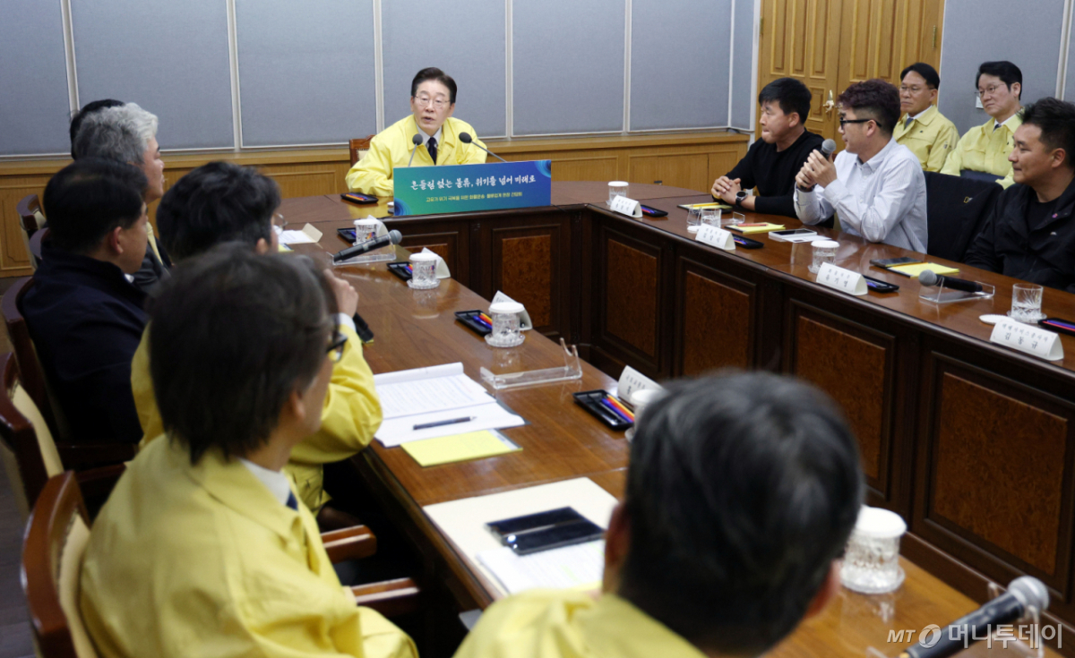 (의왕=뉴스1) 이재명 기자 = 이재명 대통령이 8일 경기 의왕 내륙컨테이너 기지에서 열린 고유가 위기극복을 위한 화물운송·물류업계 현장간담회에서 발언을 하고 있다. 2026.4.8/뉴스1  Copyright © 뉴스1. All rights reserved. 무단 전재 및 재배포,  AI학습 이용 금지. /사진=(의왕=뉴스1) 이재명 기자