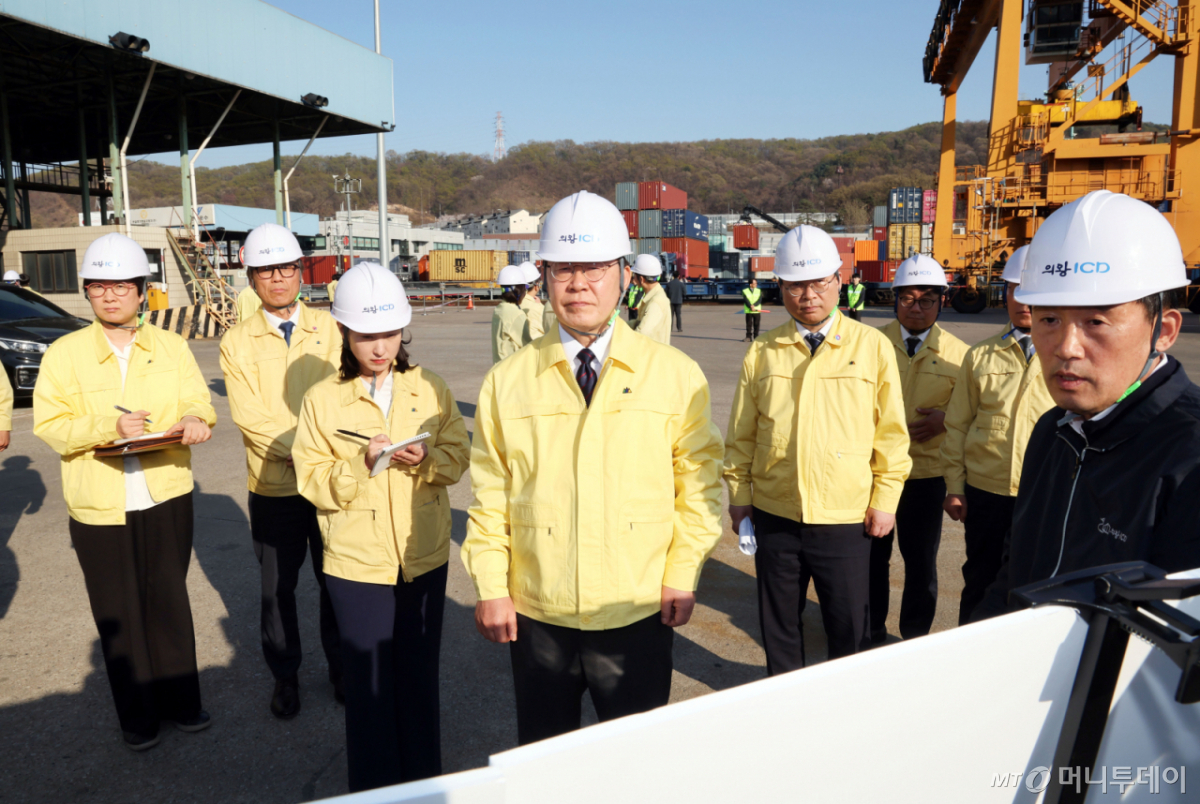 [의왕=뉴시스] 고범준 기자 = 이재명 대통령이 8일 경기 의왕 내륙컨테이너 기지를 방문해 고유가 위기극복을 위한 화물운송·물류업계 현장 간담회를 마친 뒤 운영 현황 보고를 받고 있다. 2026.04.08. bjko@newsis.com /사진=