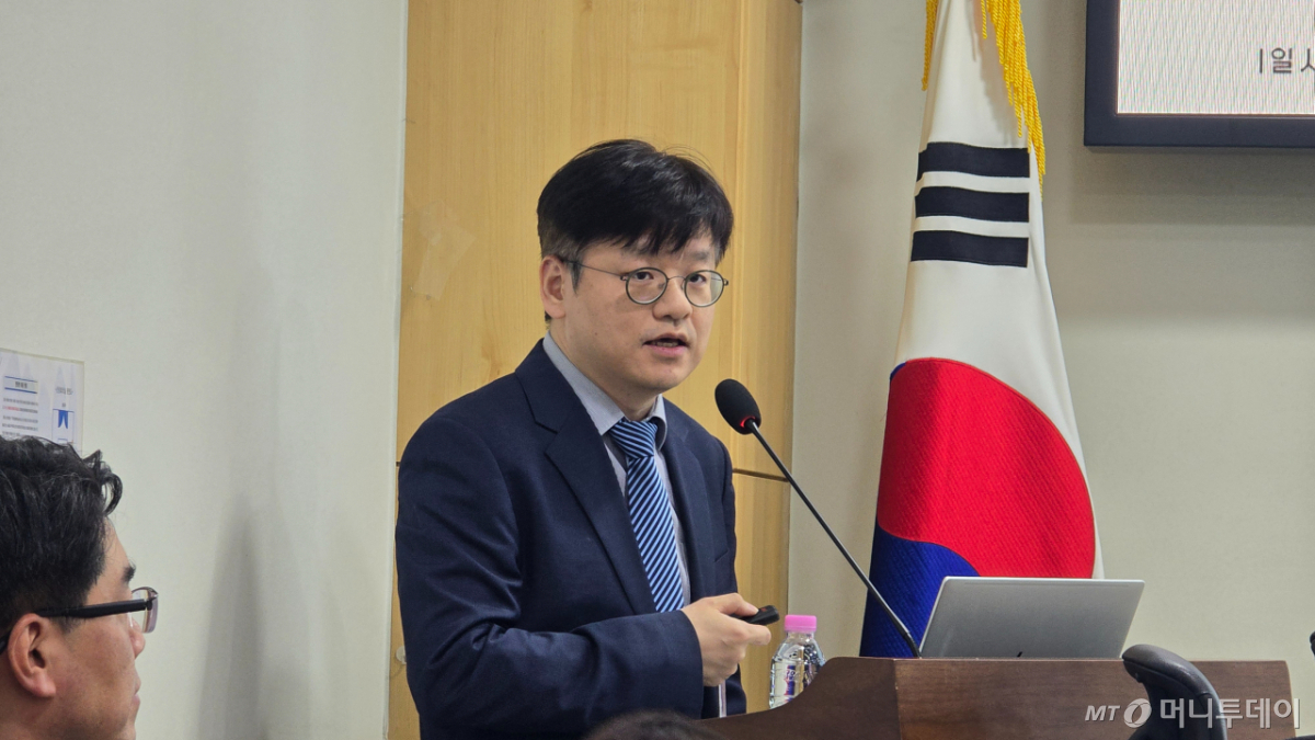 한정우 연세암병원 소아혈액종양과 교수가 8일 서울 여의도 국회에서 열린 '혈우병 환자의 건강권 보장 강화를 위한 건강보험제도 개선 정책 토론회'에서 발표하고 있다. /사진=홍효진 기자