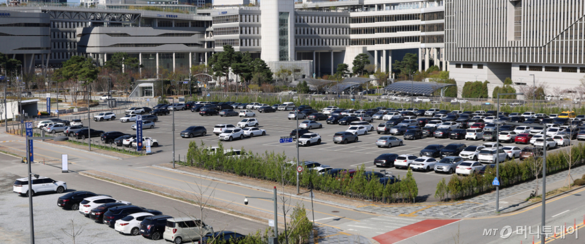 자원안보위기 단계가 ‘경계’로 격상함에 따라 공공기관 차량 2부제(홀짝제)가 시작된 8일 세종시 정부세종청사 인근 임시옥외 주차장이 여유로운 모습을 보이고 있다. 2026.04.08. /사진=뉴시스 /사진=강종민