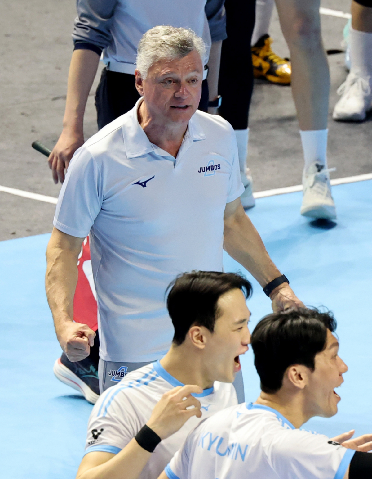 대한항공 헤난 감독이 3일 계양체육관에서 열린 진에어  2025-2026 V리그 챔피언결정전 대한항공과 현대캐피탈 경기에서 환호하고 있다. /사진=강영조 선임기자