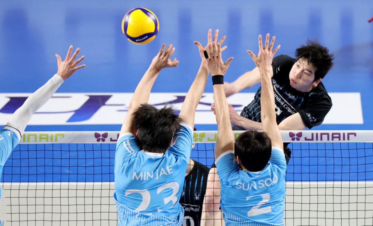 현대 허수봉이 8일 천안유관순체육관에서 열린 진에어  2025-2026 V리그 챔피언결정전 대한항공과 현대캐피탈 4차전에서 강타를 터트리고 있다. /사진=강영조 선임기자