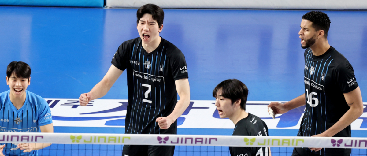 현대 허수봉이 8일 천안유관순체육관에서 열린 진에어  2025-2026 V리그 챔피언결정전 대한항공과 현대캐피탈 4차전에서 득점한 후 환호하고 있다. /사진=강영조 선임기자