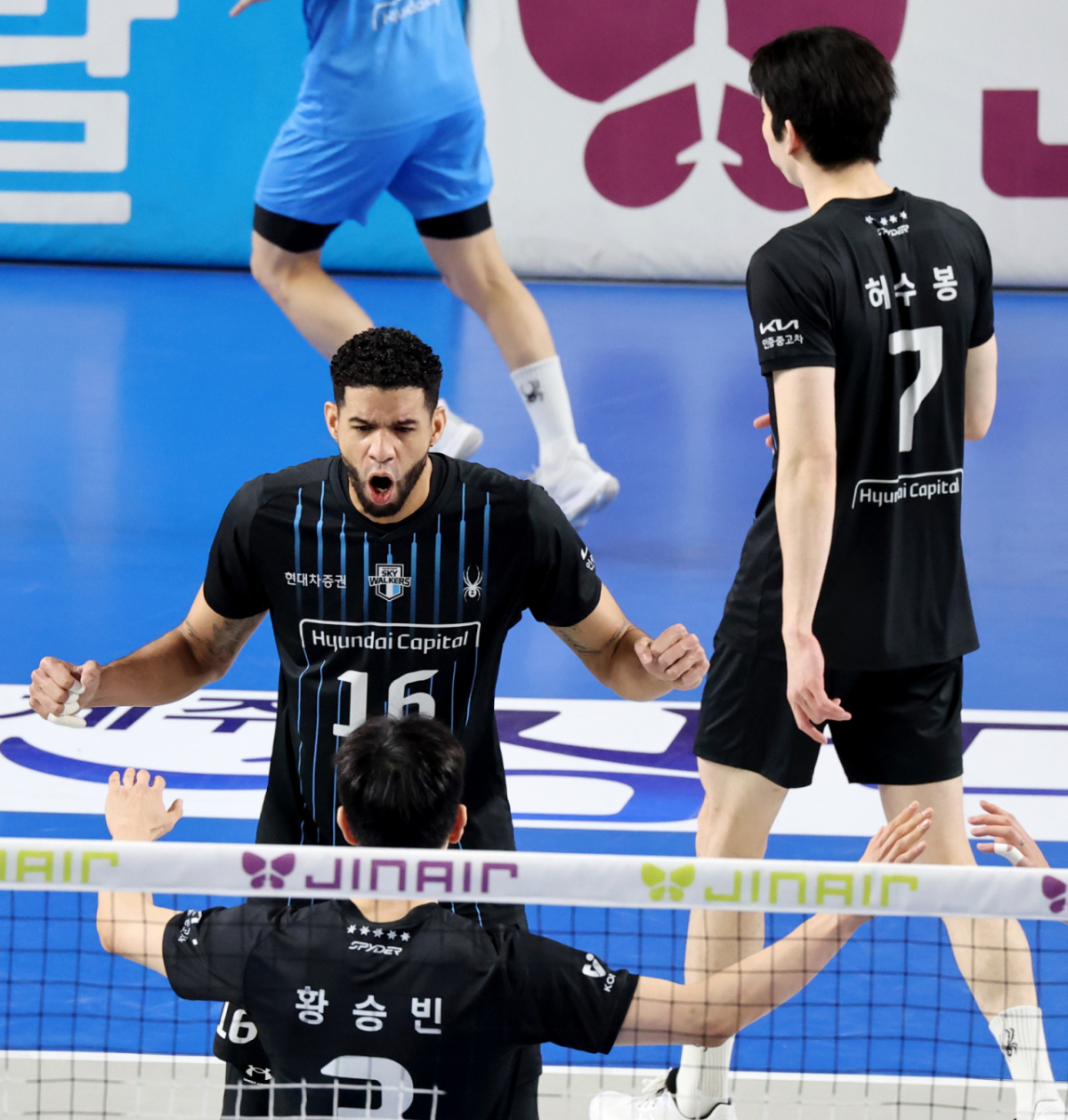 현대 레오가 8일 천안유관순체육관에서 열린 진에어  2025-2026 V리그 챔피언결정전 대한항공과 현대캐피탈 4차전에서 팀득점에 환호하고 있다. /사진=강영조 선임기자