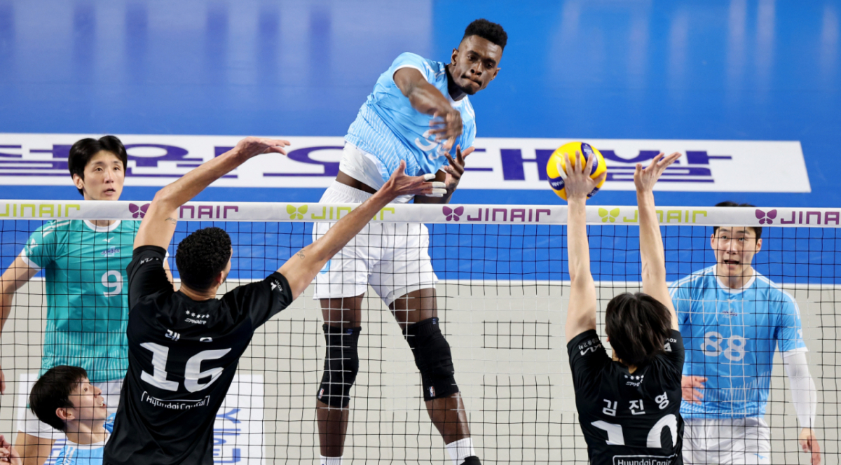 대한항공 마쏘가  8일 천안유관순체육관에서 열린 진에어  2025-2026 V리그 챔피언결정전 대한항공과 현대캐피탈 4차전에서 현대 이중블로킹에 강타를 시도하고 있다. /사진=강영조 선임기자