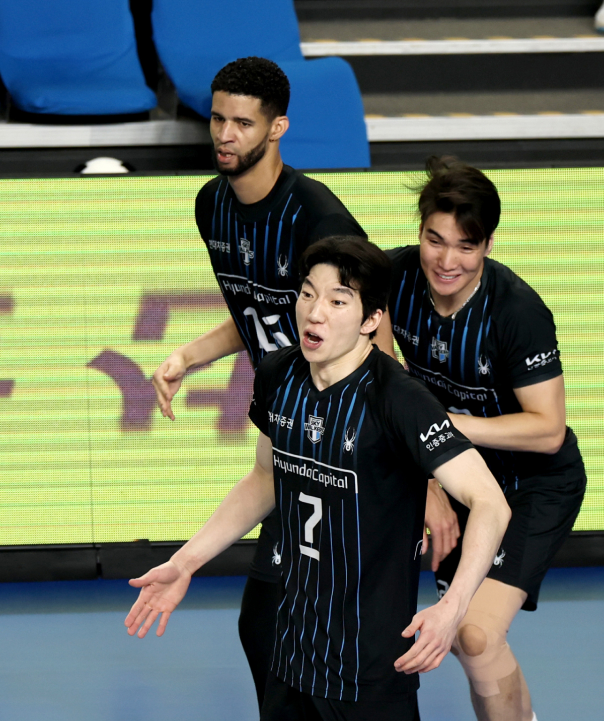 현대 허수봉이  8일 천안유관순체육관에서 열린 진에어  2025-2026 V리그 챔피언결정전 대한항공과 현대캐피탈 4차전 3세트를 따내며 3-0셧아웃 승리를 거둔 후 환호하고 있다. /사진=강영조 선임기자