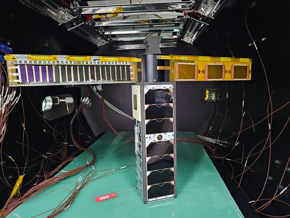 초경량 유연 탠덤 태양전지를 탑재한 위성 /사진=플렉셀스페이스 제공