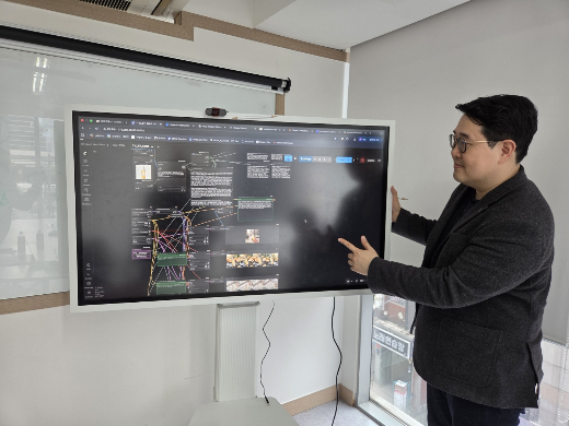 라이트하우스를 이용해 AI 광고를 만드는 흐름을 설명 중인 강성주 대표. /사진=최우영 기자