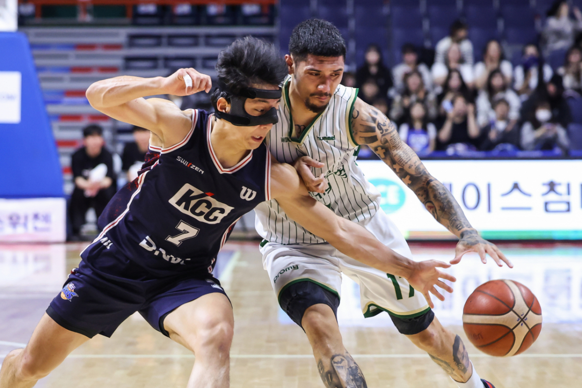 허훈(왼쪽)과 이선 알바노가 볼다툼하고 있다. /사진=KBL 제공