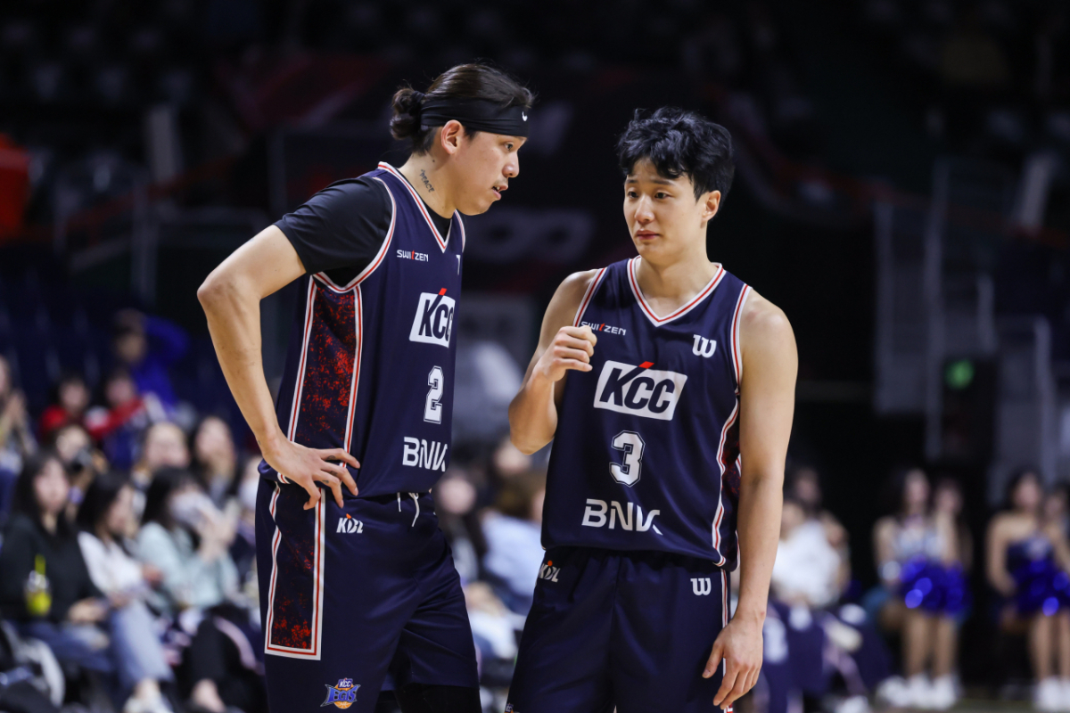 부산KCC 허웅(오른쪽)과 최준용이 대화하고 있다. /사진=KBL 제공