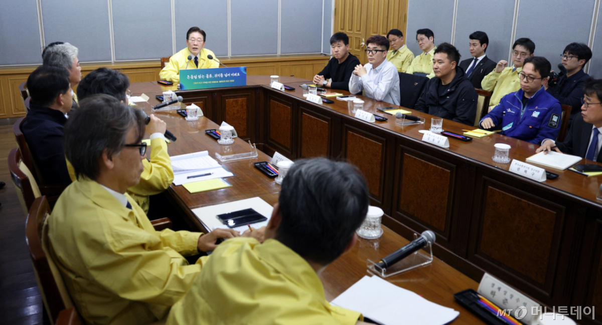 (의왕=뉴스1) 이재명 기자 = 이재명 대통령이 8일 경기 의왕 내륙컨테이너 기지에서 열린 고유가 위기극복을 위한 화물운송·물류업계 현장간담회에서 발언을 하고 있다. 2026.4.8/뉴스1  Copyright © 뉴스1. All rights reserved. 무단 전재 및 재배포,  AI학습 이용 금지. /사진=(의왕=뉴스1) 이재명 기자