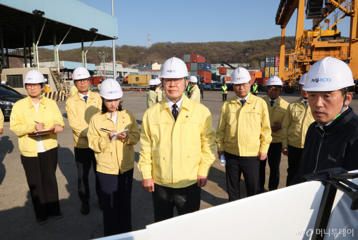 (의왕=뉴스1) 이재명 기자 = 이재명 대통령이 8일 경기 의왕 내륙컨테이너 기지에서 열린 고유가 위기극복을 위한 화물운송·물류업계 현장간담회에서 정구용 의왕 ICD 대표이사의 현장 브리핑을 청취하고 있다. 2026.4.8/뉴스1  Copyright © 뉴스1. All rights reserved. 무단 전재 및 재배포,  AI학습 이용 금지. /사진=(의왕=뉴스1) 이재명 기자