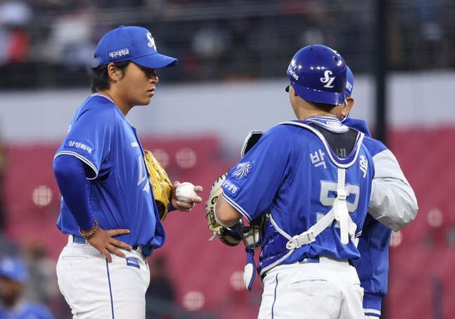이승현(왼쪽)과 포수 박세혁이 대화를 나누고 있다. /사진=삼성 라이온즈