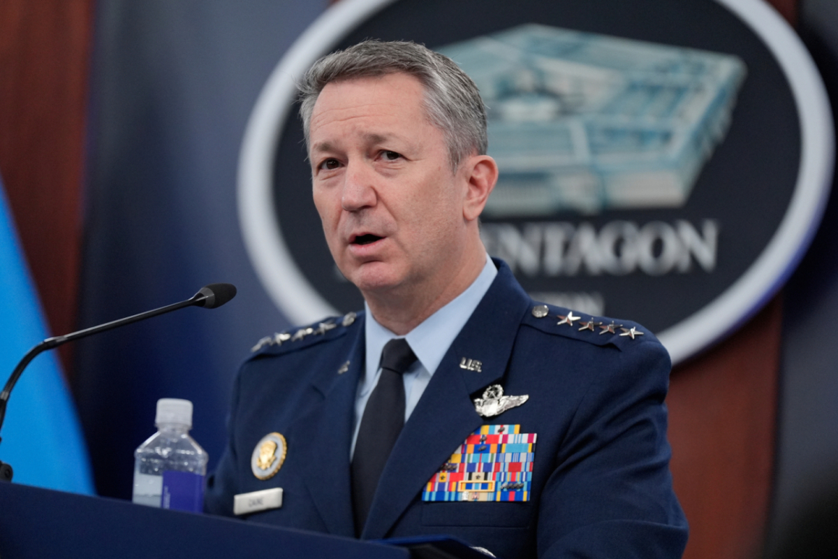 [워싱턴=AP/뉴시스] 정병혁 기자 = 댄 케인 미국 합참의장이 8일(현지 시간) 미국 워싱턴D.C. 펜타곤에서 열린 ‘장대한 분노(Epic Fury) 작전’ 관련 공동기자회견에서 발언하고 있다. 2026.04.08. 