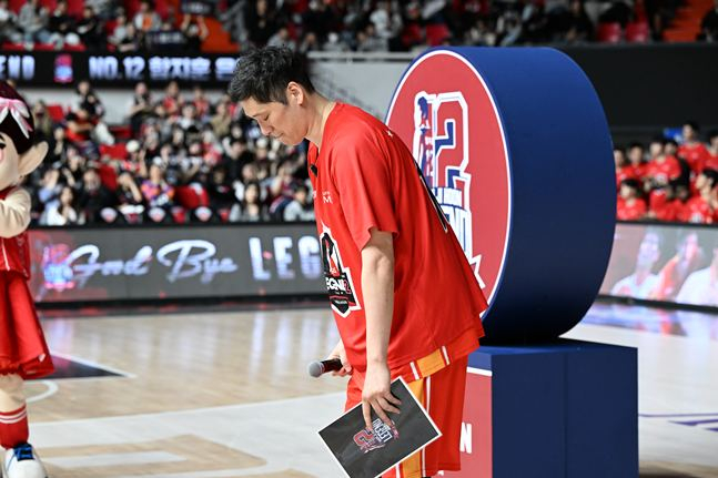 은퇴식에서 고개를 숙이는 함지훈. /사진=KBL 제공
