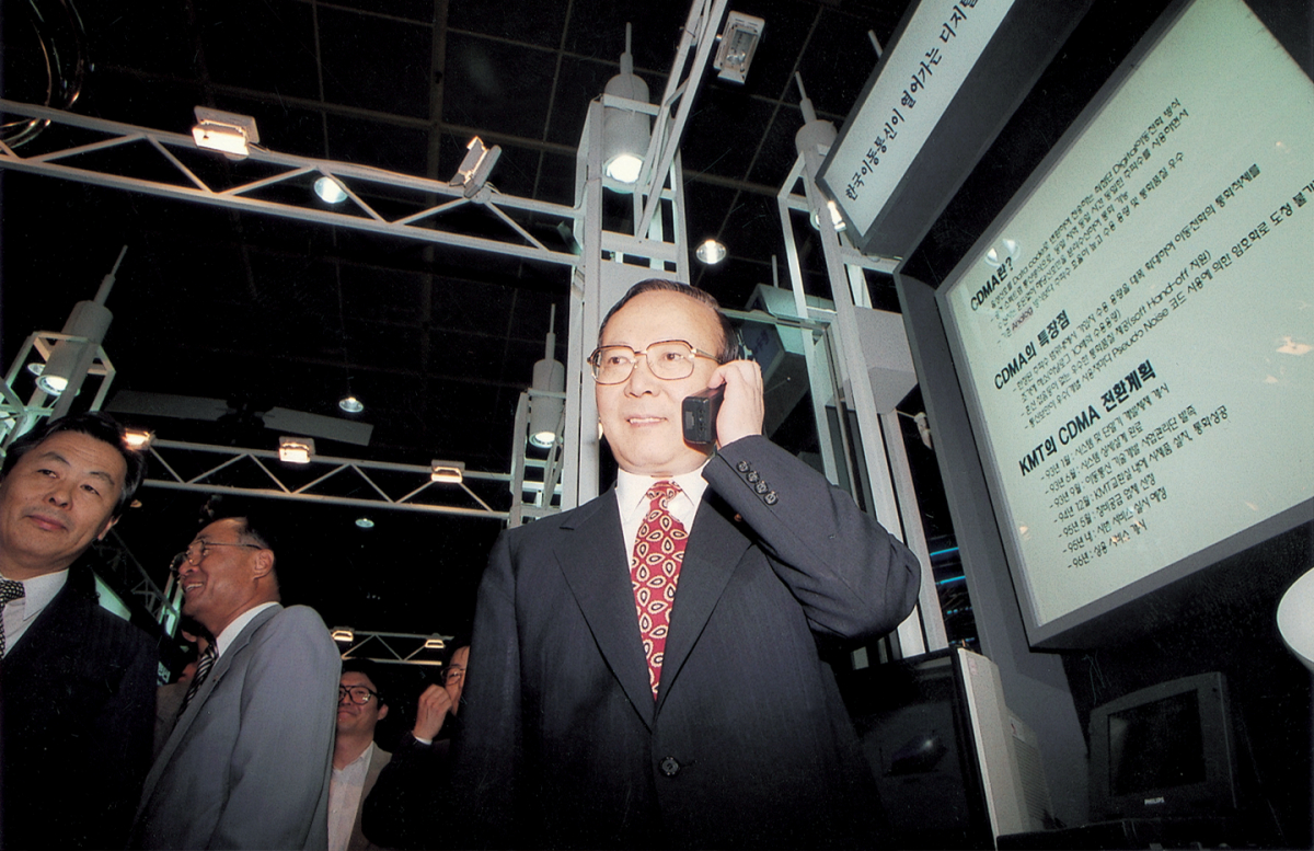 1995년 6월12일 '정보통신 전시관 행사'에서 경상현 전 정보통신부 장관이 CDMA 시험통화를 하는 모습./사진제공=SK텔레콤