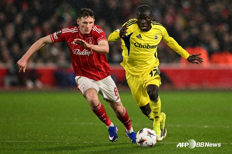 볼 경합을 펼치는 앨리엇 앤더슨(왼쪽). /AFPBBNews=뉴스1