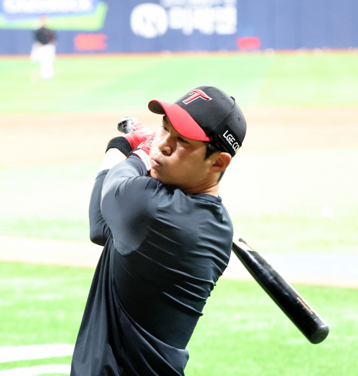 LG 유격수 오지환이 4일 고척스카이돔에서 열린 2026KBO리그 키움히어로즈와 LG트윈스 경기를 앞두고 타격훈련을 하고 있다. 오지환은 타율이 6푼7리로 시즌 출발이 저조하다.  2026.04.03. /사진=강영조 선임기자