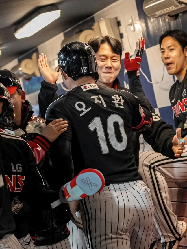 LG 오지환이 8일 창원NC파크에서 열린 2026 신한 SOL KBO리그 정규시즌 NC 다이노스와 방문경기 8회초 2사 2루에서 그라운드 홈런을 치고 축하받고 있다. /사진=LG 트윈스 제공